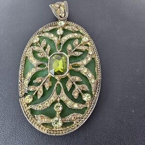 Vintage Oval Pendant Sea Green‎ Gold Floral Ornate Necklace Costume Jewelry
